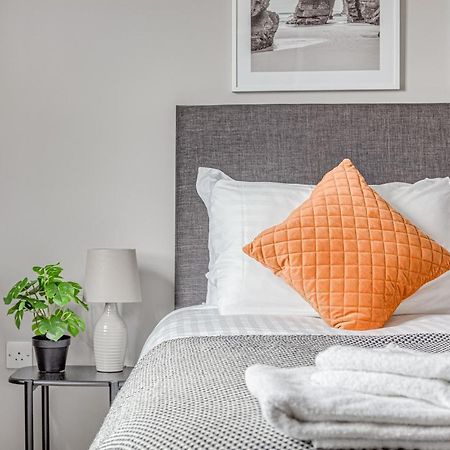 Contemporary 2 Bedroom Apt, Town Centre By Tent Serviced Apartments Chertsey Dış mekan fotoğraf