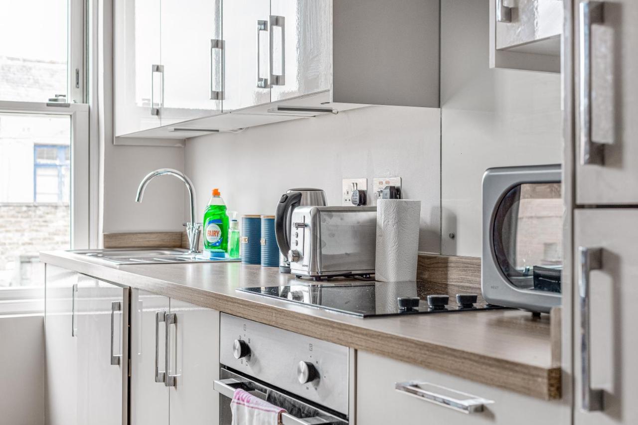 Contemporary 2 Bedroom Apt, Town Centre By Tent Serviced Apartments Chertsey Dış mekan fotoğraf