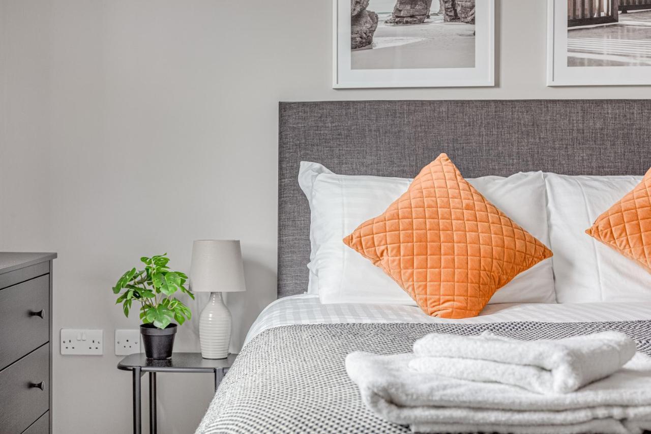 Contemporary 2 Bedroom Apt, Town Centre By Tent Serviced Apartments Chertsey Dış mekan fotoğraf