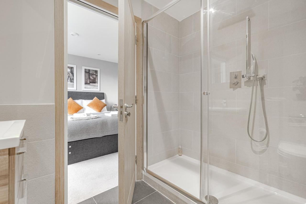 Contemporary 2 Bedroom Apt, Town Centre By Tent Serviced Apartments Chertsey Dış mekan fotoğraf
