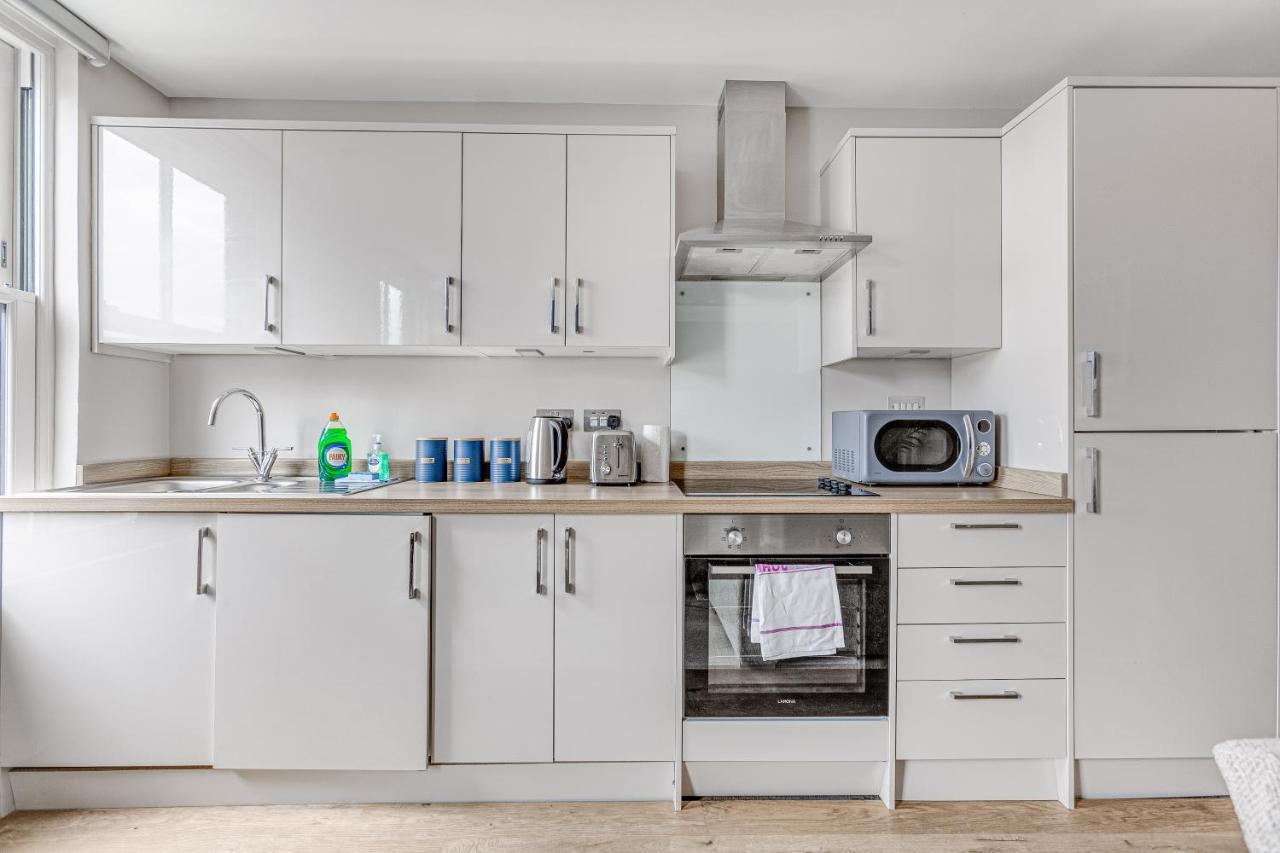 Contemporary 2 Bedroom Apt, Town Centre By Tent Serviced Apartments Chertsey Dış mekan fotoğraf